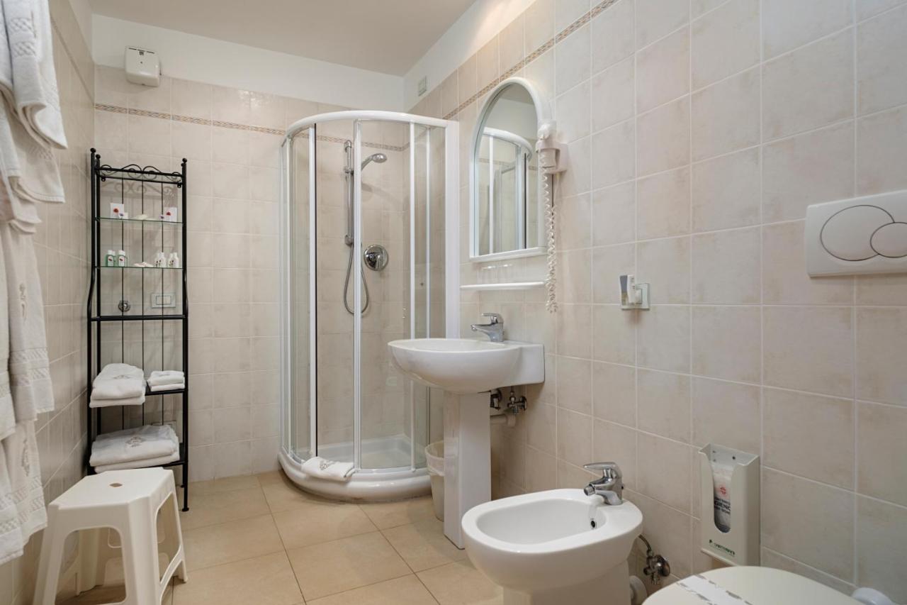 een badkamer met een douche, een toilet en een wastafel bij Hotel Due Mari in Sestri Levante