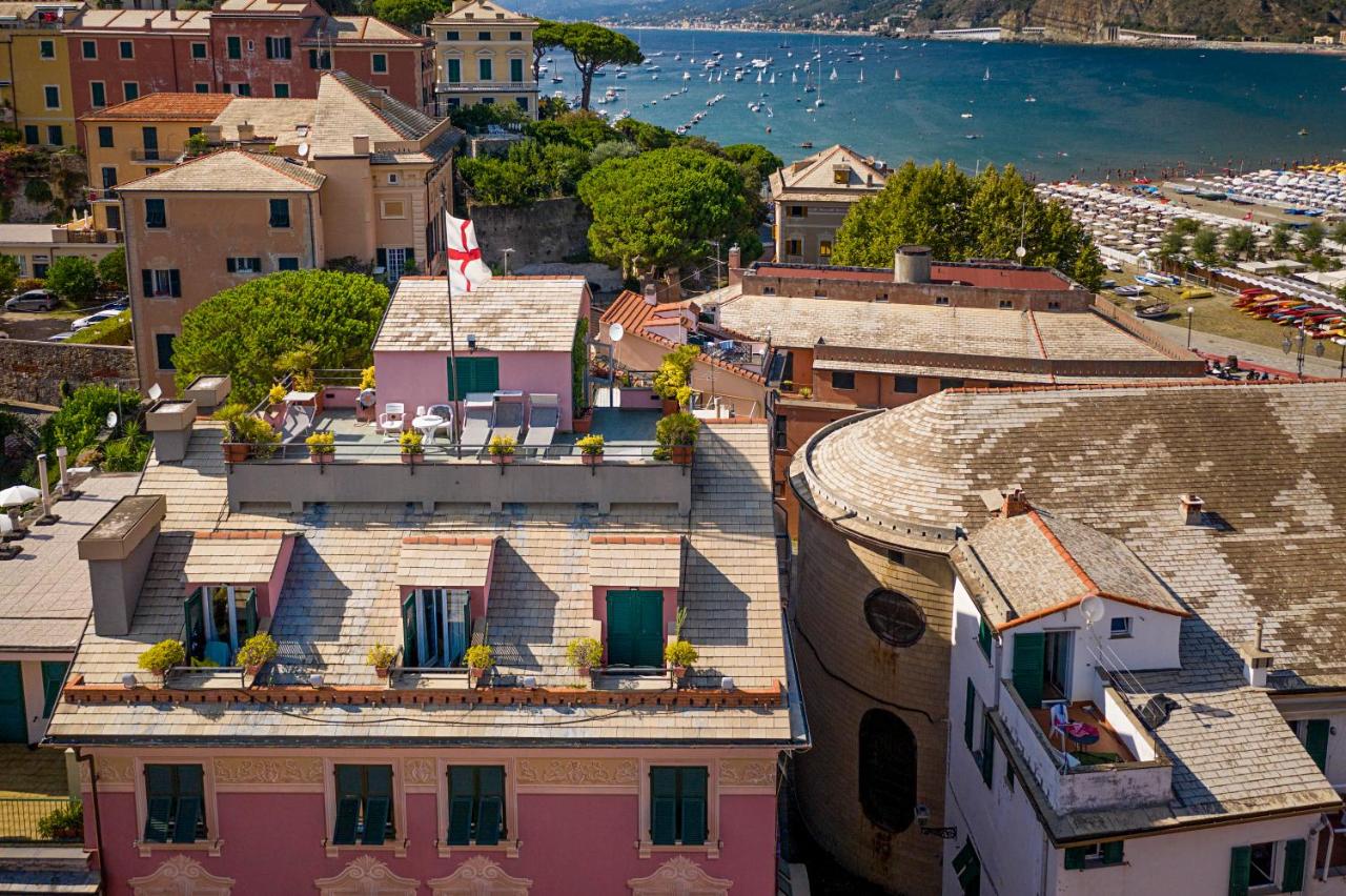 Een luchtfoto van een stad met huizen en het water. bij Hotel Due Mari in Sestri Levante