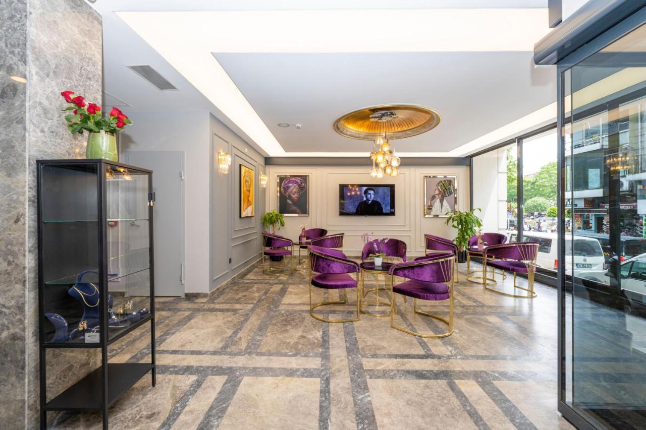 een eetkamer met paarse stoelen en een tafel bij Graziella Gold Hotel in Istanbul