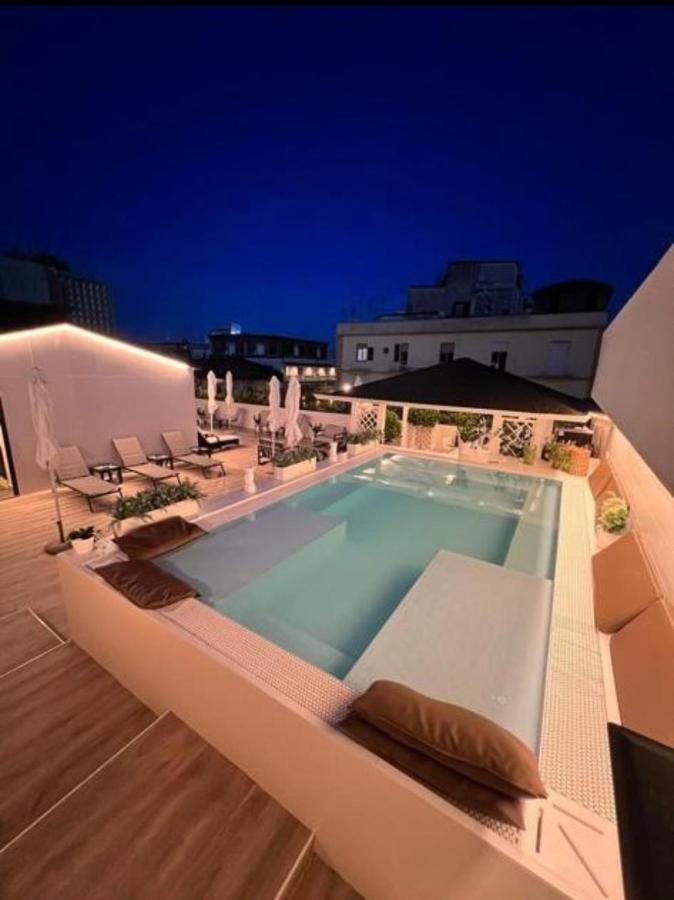 een zwembad op het dak van een gebouw bij Palazzo Firenze in Napels