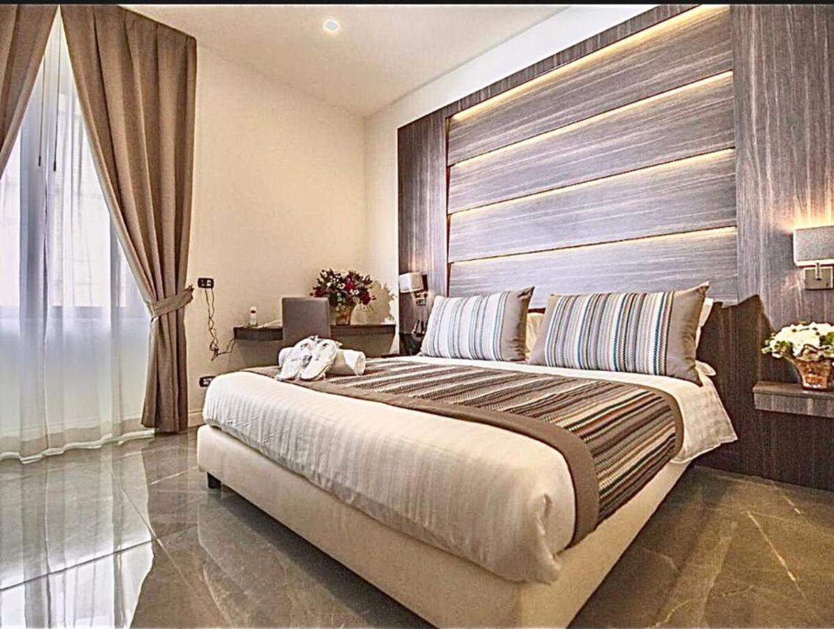 een slaapkamer met een groot bed en een raam bij Palazzo Firenze in Napels