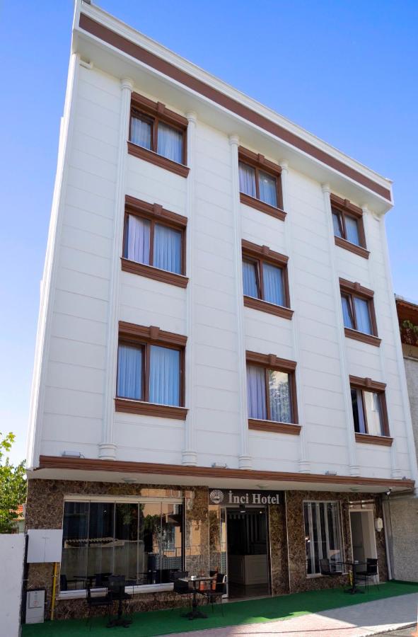 een groot wit gebouw met ramen bij Cnr İnci Hotel in Istanbul