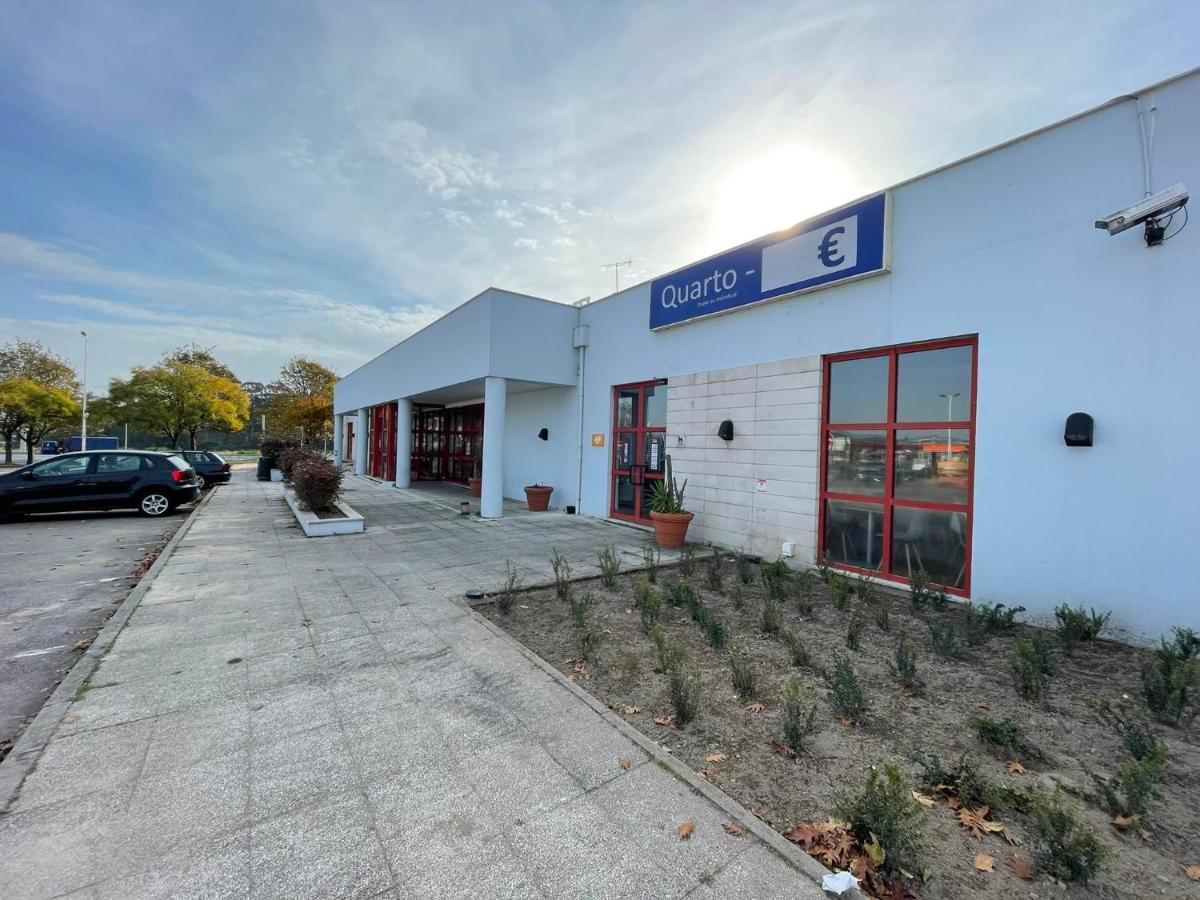 een lege parkeerplaats voor een gebouw bij Flag Hotel Porto Maia in Águas Santas