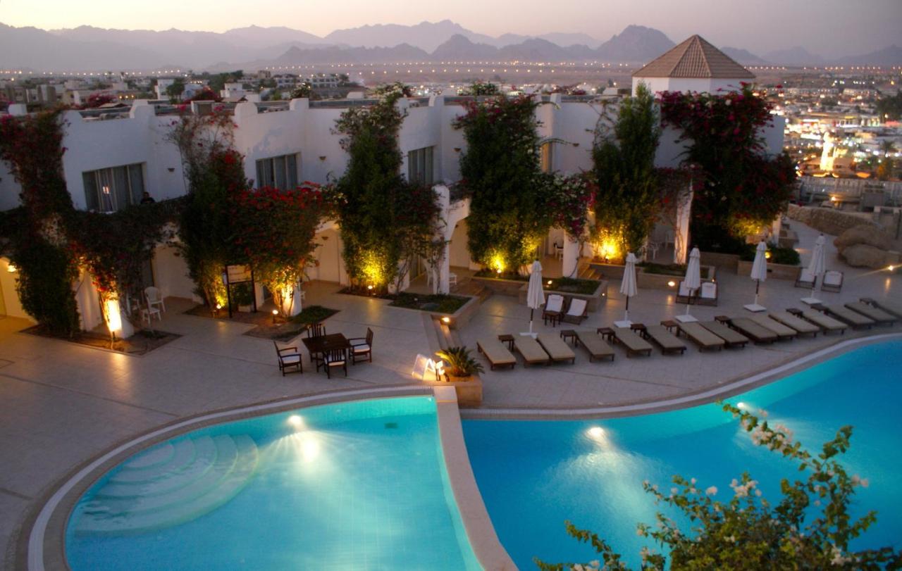 een uitzicht op het zwembad van het hotel bij Eden Rock Hotel Namaa Bay in Sharm El Sheikh