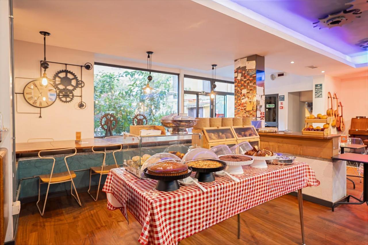 een keuken met een tafel waarop eten staat bij Ostello Bello Roma Colosseo in Rome