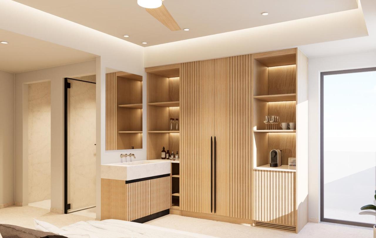 een badkamer met een wastafel en een spiegel bij Ekavi Hotel in Sfakaki