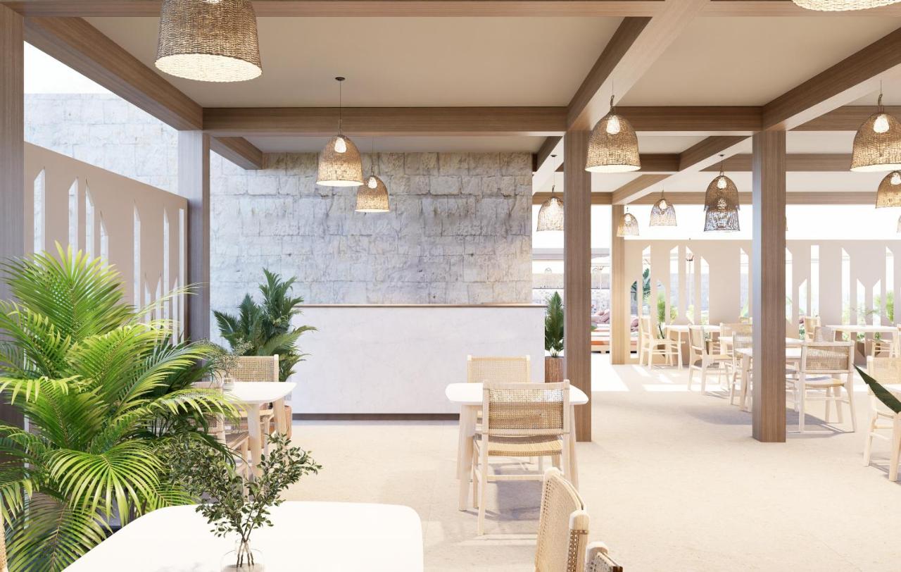 Een impressie van een restaurant met tafels en stoelen. bij Ekavi Hotel in Sfakaki