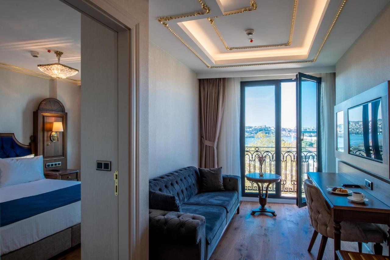 een hotelkamer met een bed, een bank en een tafel bij Bvs Bosphorus Pera Hotel in Istanbul +86 foto's