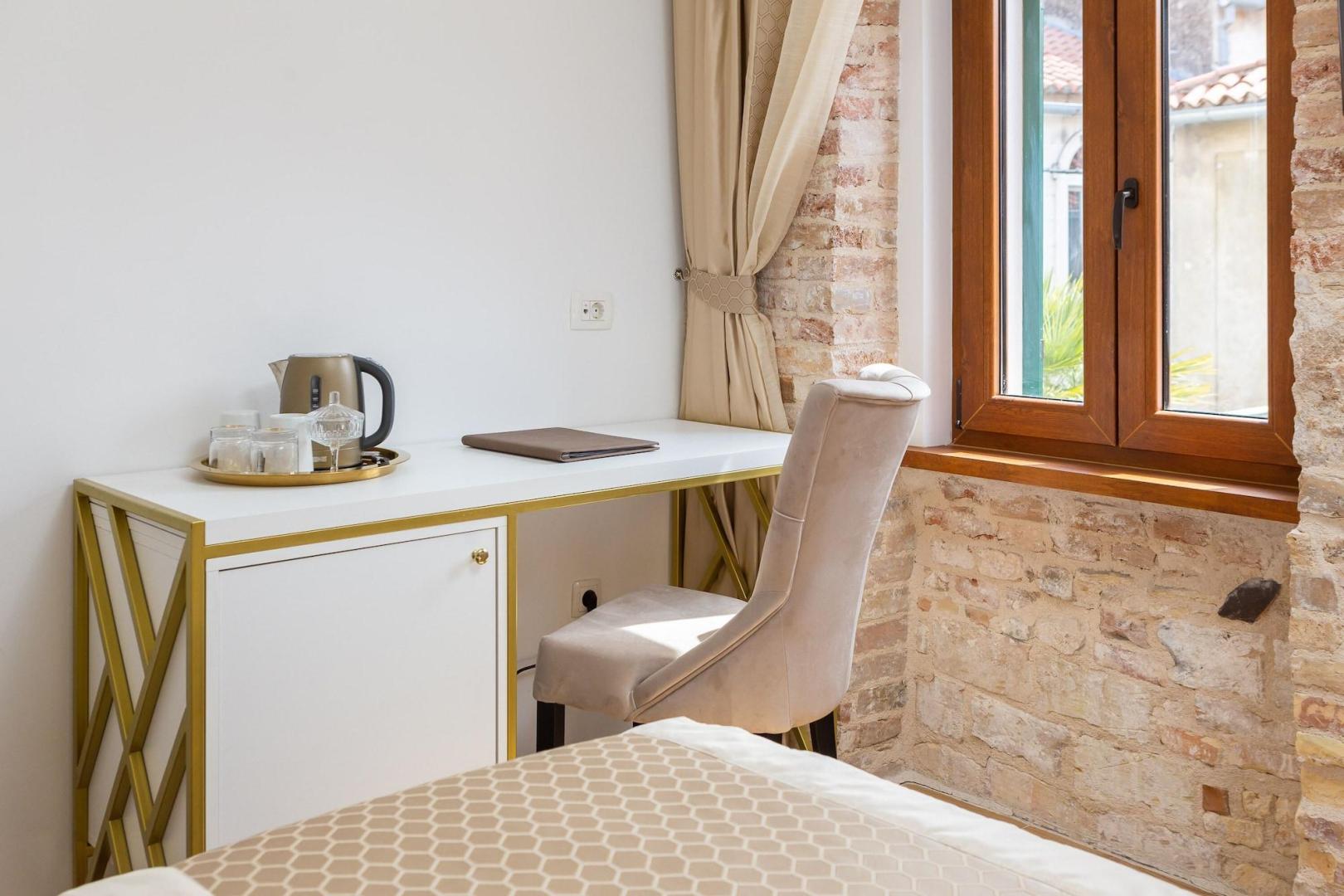 Suite met zithoek — Le Premier Rooms