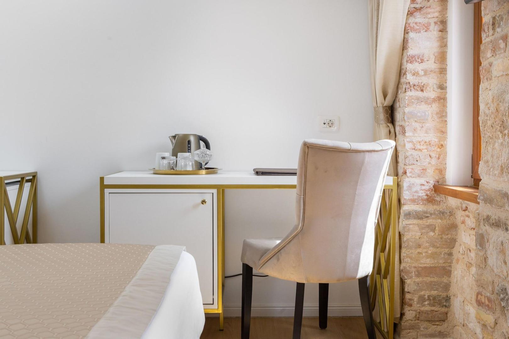 Suite met zithoek — Le Premier Rooms