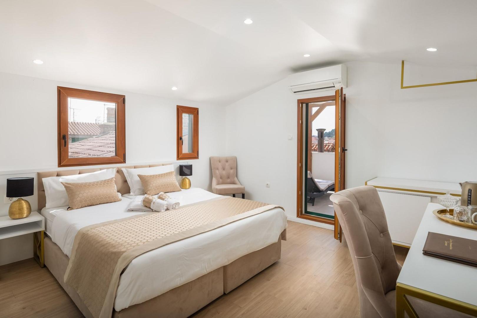 Suite met zithoek — Le Premier Rooms