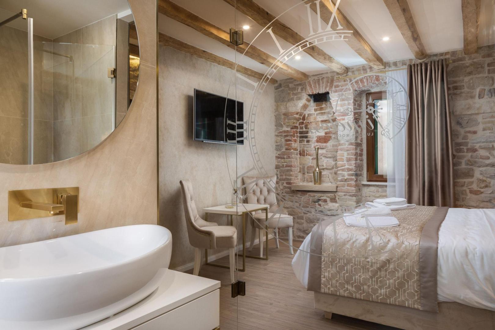 Badkamer met ligbad — Le Premier Rooms