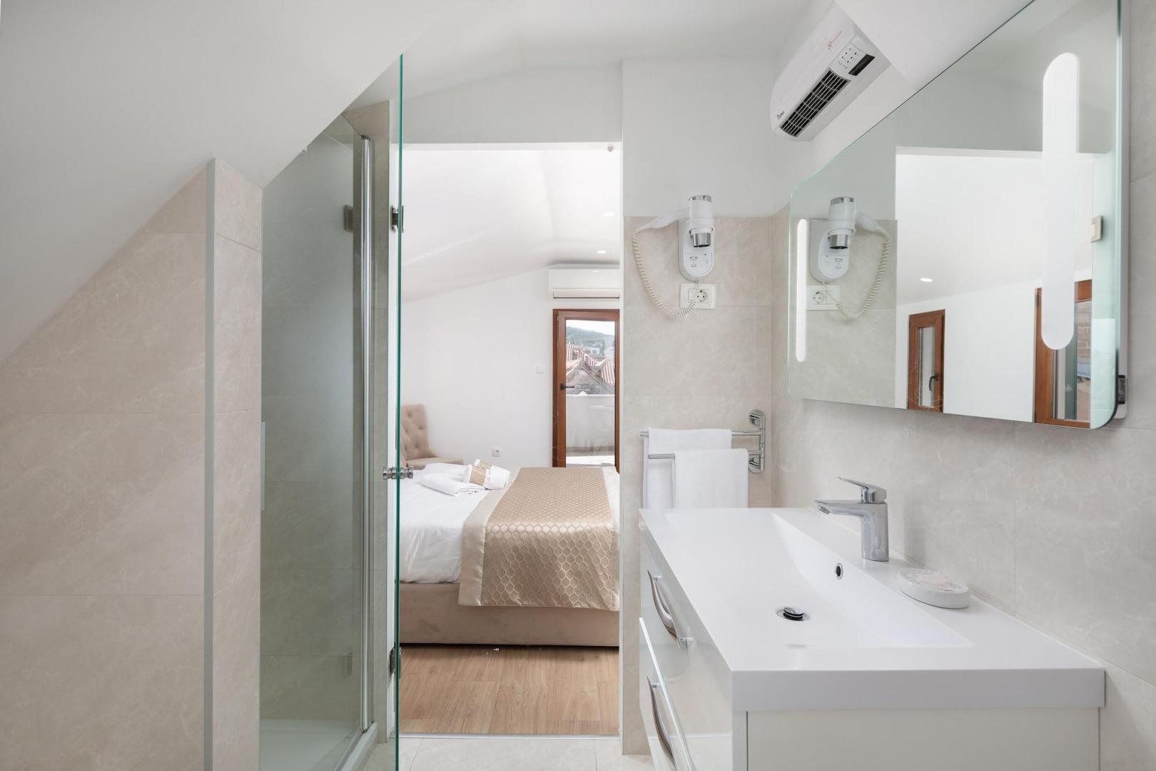 Badkamer met inloopdouche — Le Premier Rooms