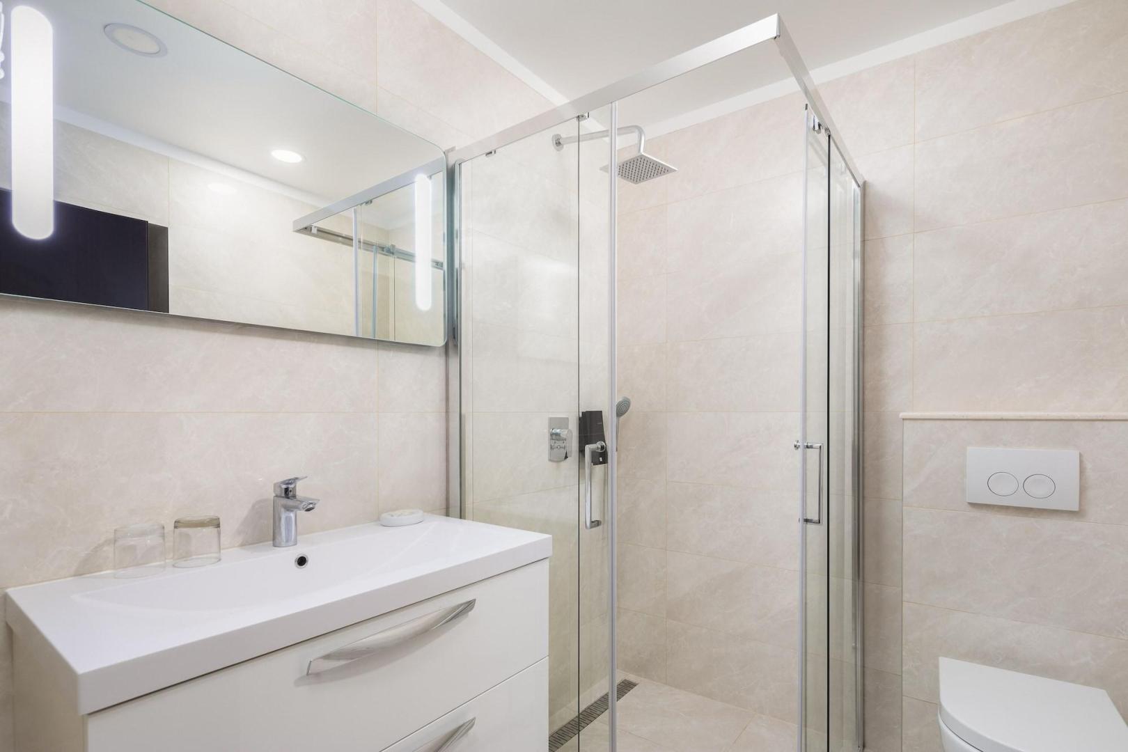 Badkamer met inloopdouche — Le Premier Rooms