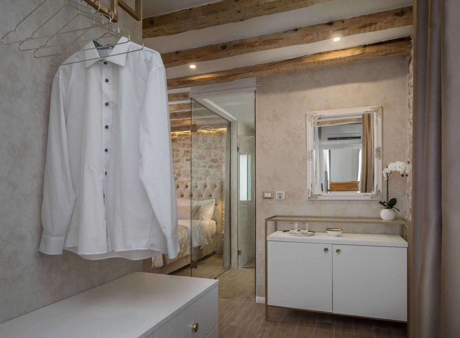 Badkamer met ligbad — Le Premier Rooms