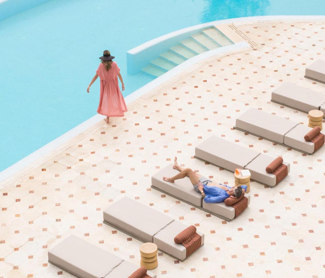 een model van een cruiseschip met mensen op het strand bij Elounda Gulf Villas by Sandglass in Elounda