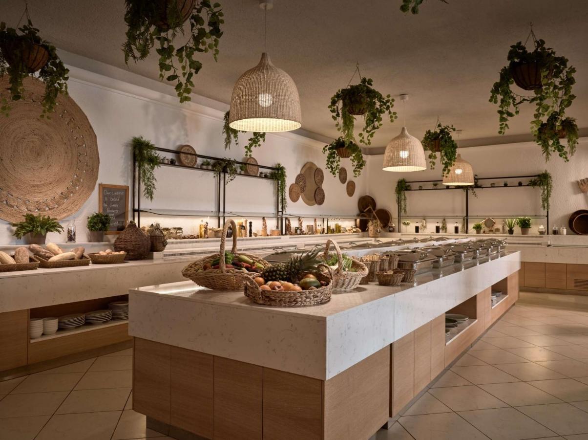een keuken met een aanrecht waarop fruit en groenten liggen bij Elounda Palm Hotel & Suites in Elounda