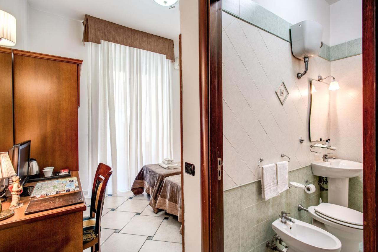 een badkamer met een wastafel en een toilet en een wastafel bij Garibaldi Suite in Napels