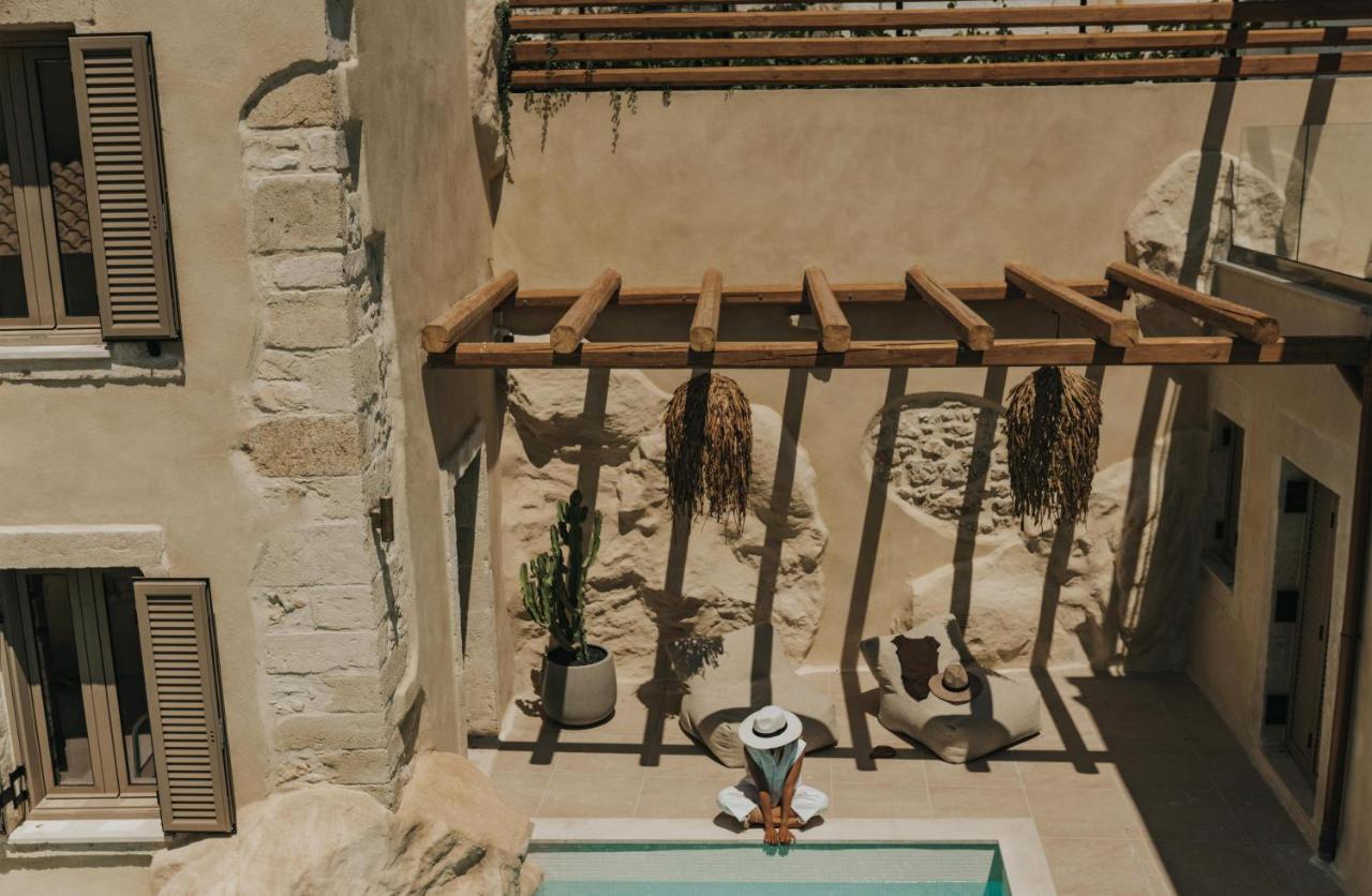 Een bovenaanzicht van een huis met een zwembad. bij Manili Boutique Suites & Villas, an SLH Hotel in Archanes