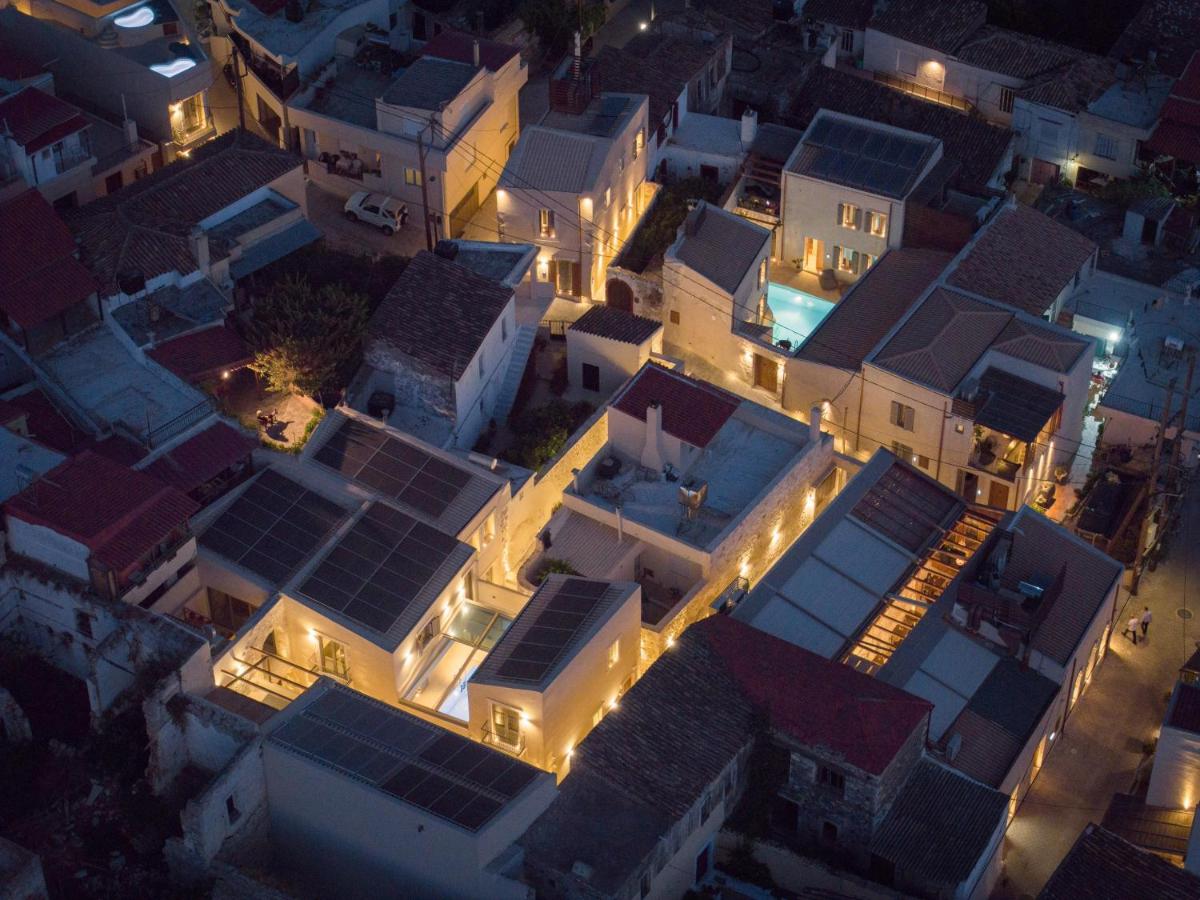 Een luchtfoto van een stad 's nachts met zonnepanelen. bij Manili Boutique Suites & Villas, an SLH Hotel in Archanes