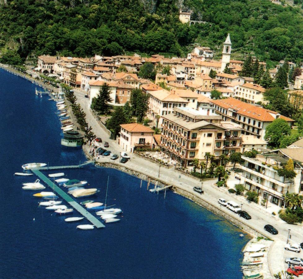 Een groep boten ligt aangemeerd in een haven. bij Hotel Europa in Porlezza