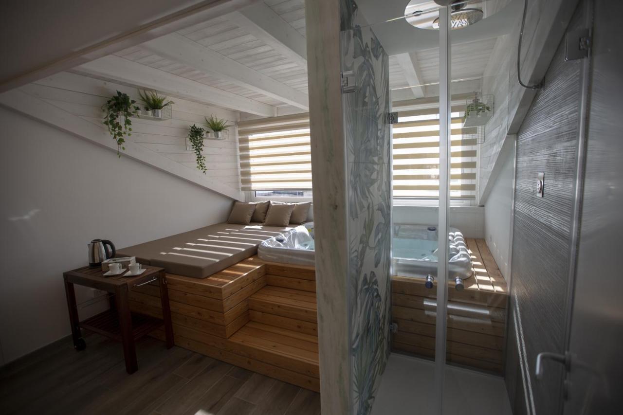 een kleine kamer met twee bedden en een raam bij Luxmarì Hotel & Spa in Castellammare del Golfo