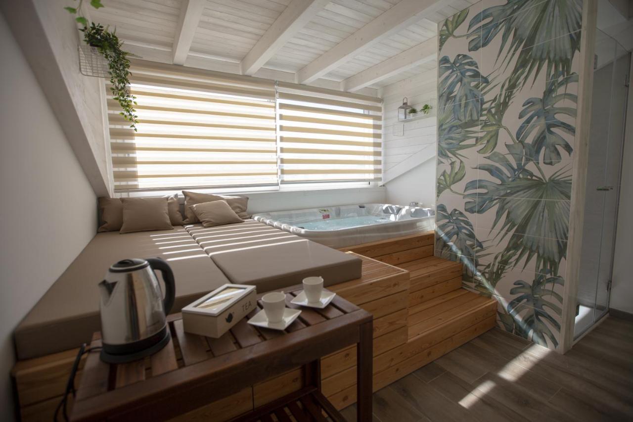 een kamer met een bed en een badkuip bij Luxmarì Hotel & Spa in Castellammare del Golfo