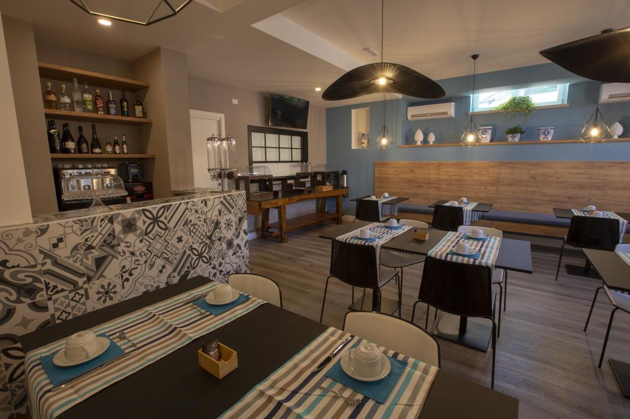 een restaurant met tafels en stoelen en een bar bij Luxmarì Hotel & Spa in Castellammare del Golfo