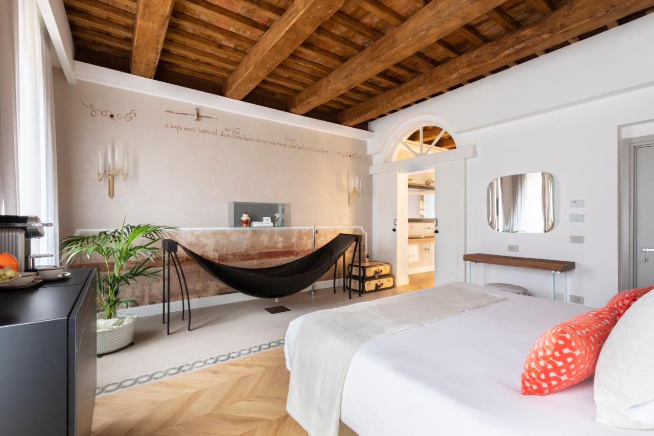 een slaapkamer met een bad, een bed en een badkamer bij Poēsis Experience Hotel in Rome