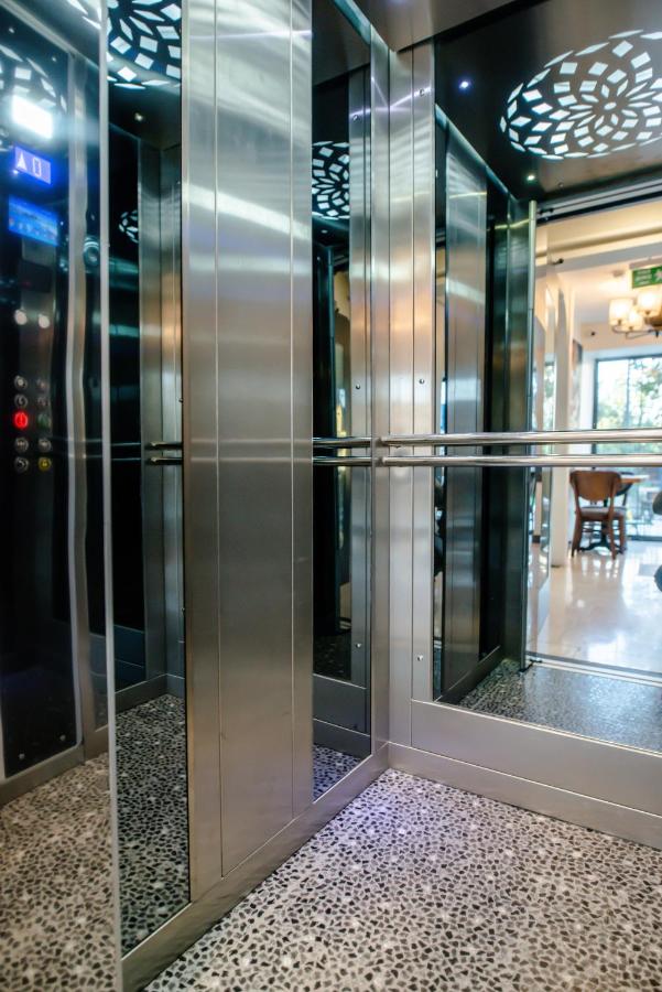 een lift in een gebouw met glazen wanden bij The Camelot Hotel in Istanbul