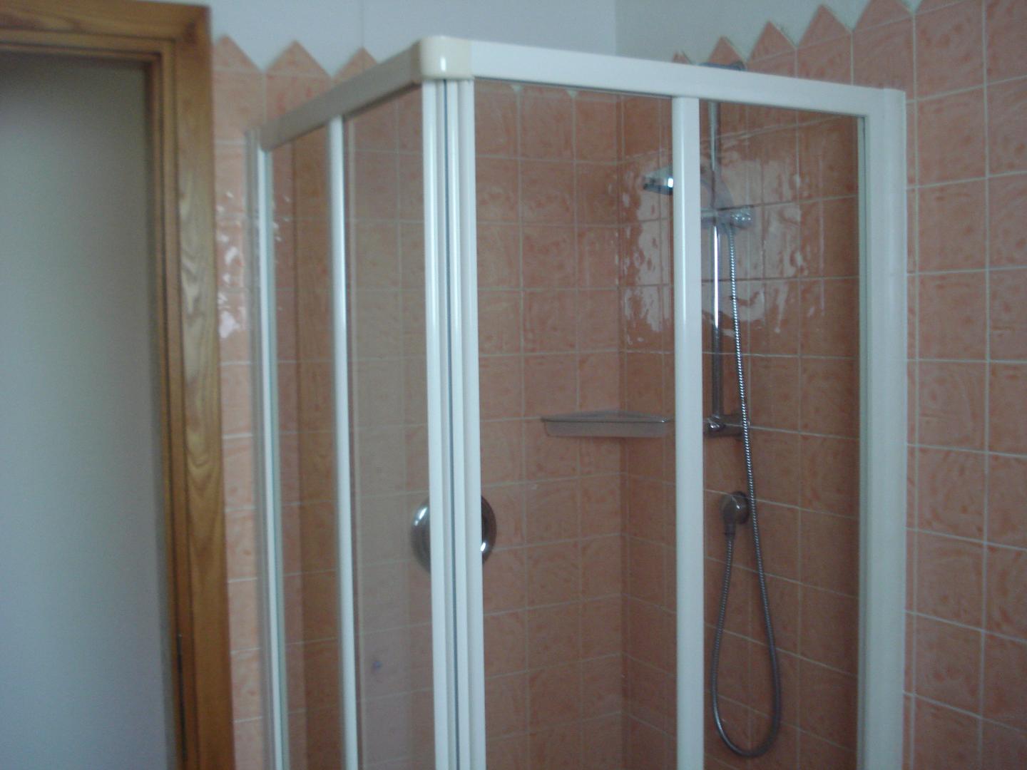 Badkamer met inloopdouche — Hotel Relais Valkarana