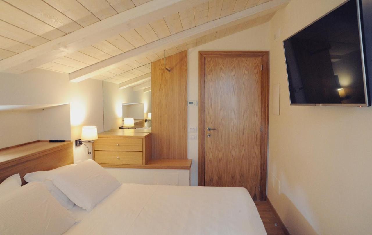een slaapkamer met een bed, een televisie en een bureau bij Dimora del Campo in Matera