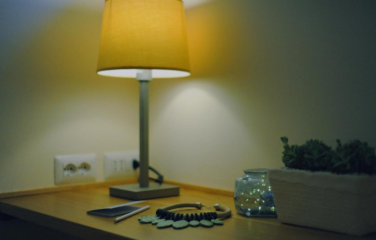een lamp die op een houten tafel staat bij Dimora del Campo in Matera