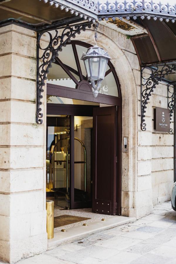 een ingang van een gebouw met een lamp boven een deur bij Hotel San Nicola in Altamura