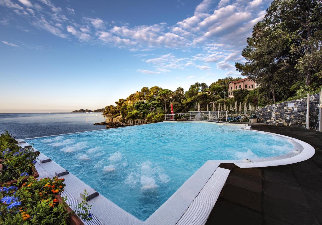 een zwembad met uitzicht op de oceaan bij Excelsior Palace Portofino Coast in Rapallo