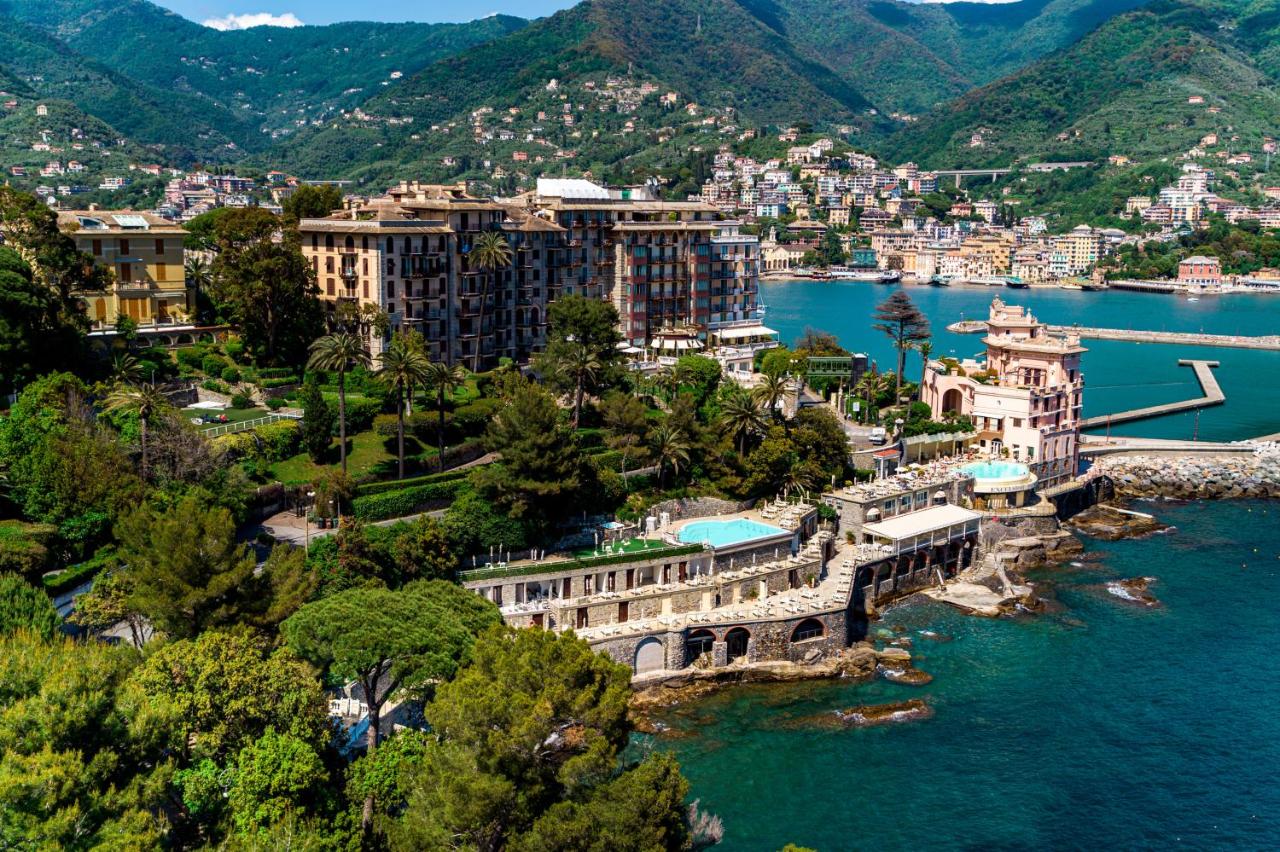 een luchtfoto van een stad op het water bij Excelsior Palace Portofino Coast in Rapallo