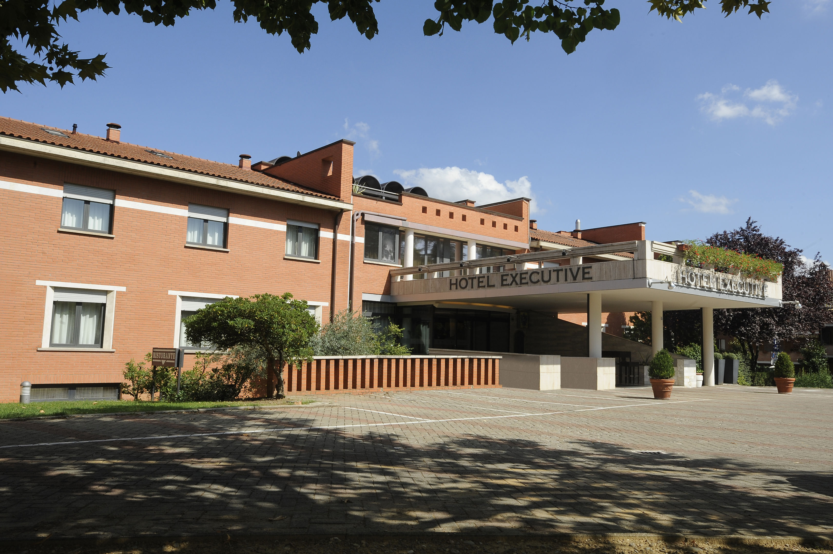 Hotel Executive image 2