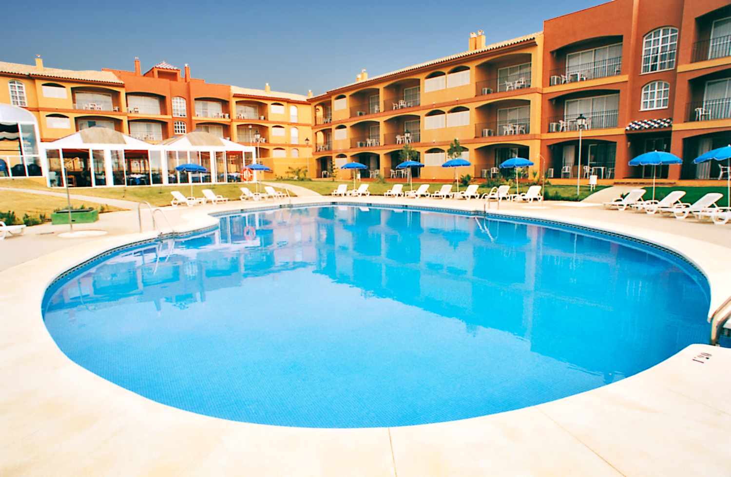Apartamentos Leo Islamar — 2