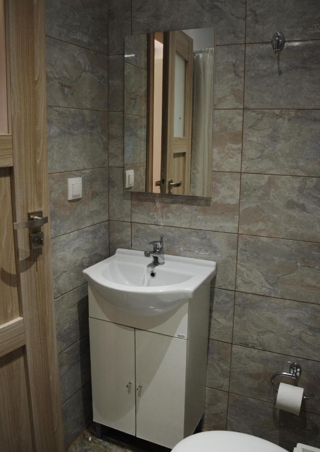 een badkamer met een wastafel en een toilet bij Katia Beach Hotel in Kassiopi