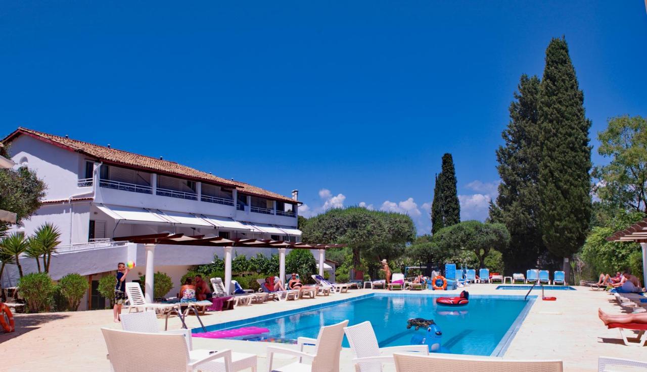een zwembad bij een resort met mensen eromheen. bij Katia Beach Hotel in Kassiopi