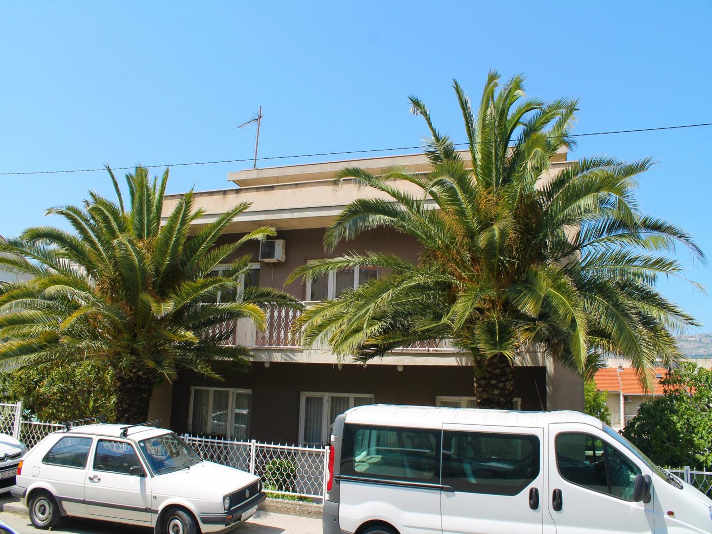 Mediterraans hotelgebouw — Apartamenti Katija