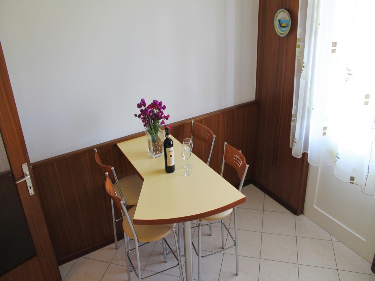 Restaurant met gedekte tafels — Apartamenti Katija