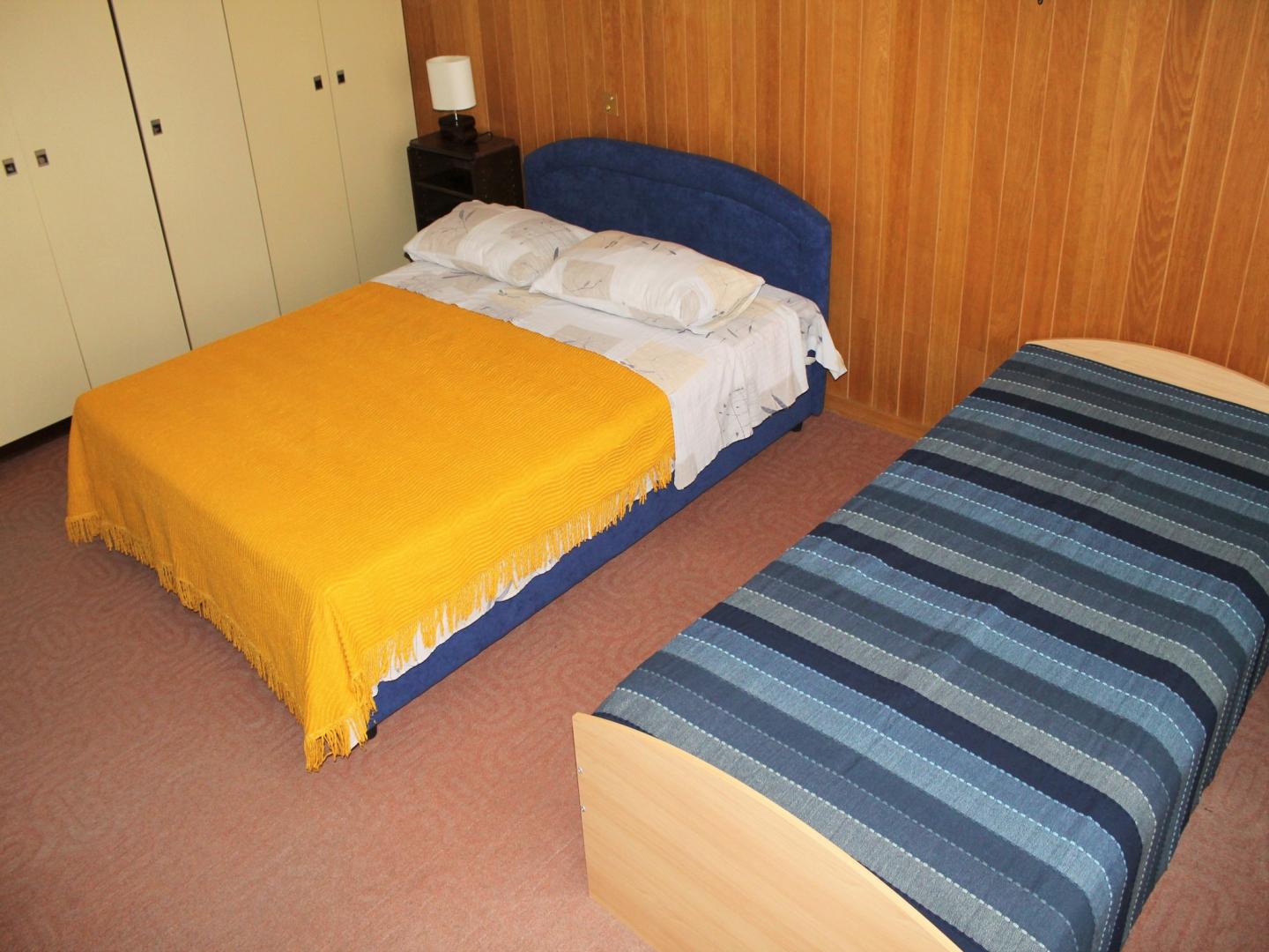Kamer met twee aparte bedden — Apartamenti Katija