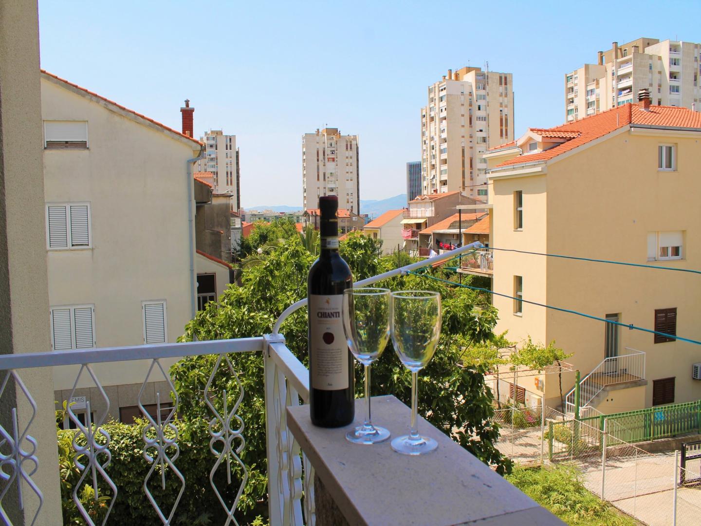 Mediterraans hotelgebouw — Apartamenti Katija