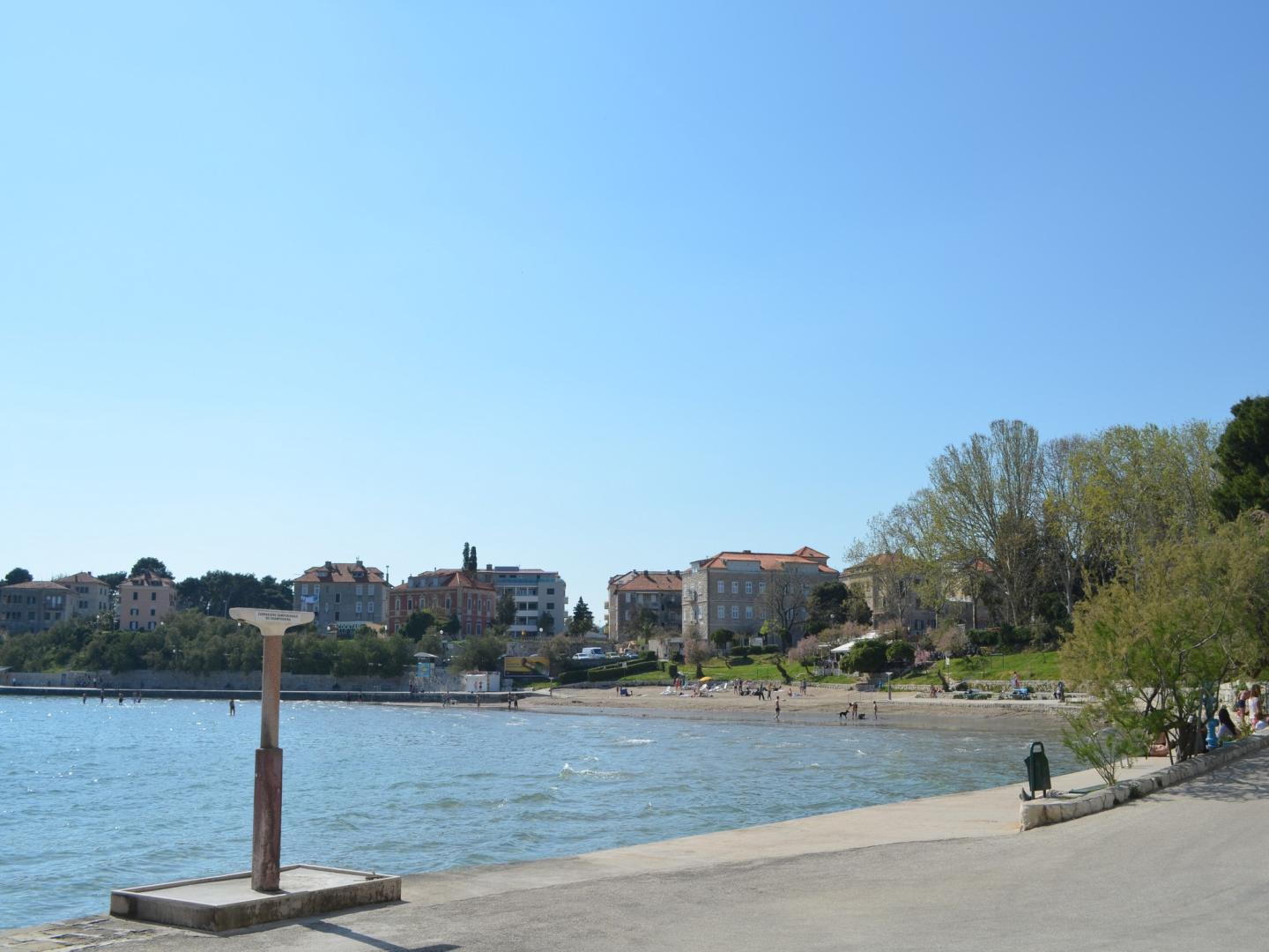 Houten dek met ligbedden — Apartamenti Katija
