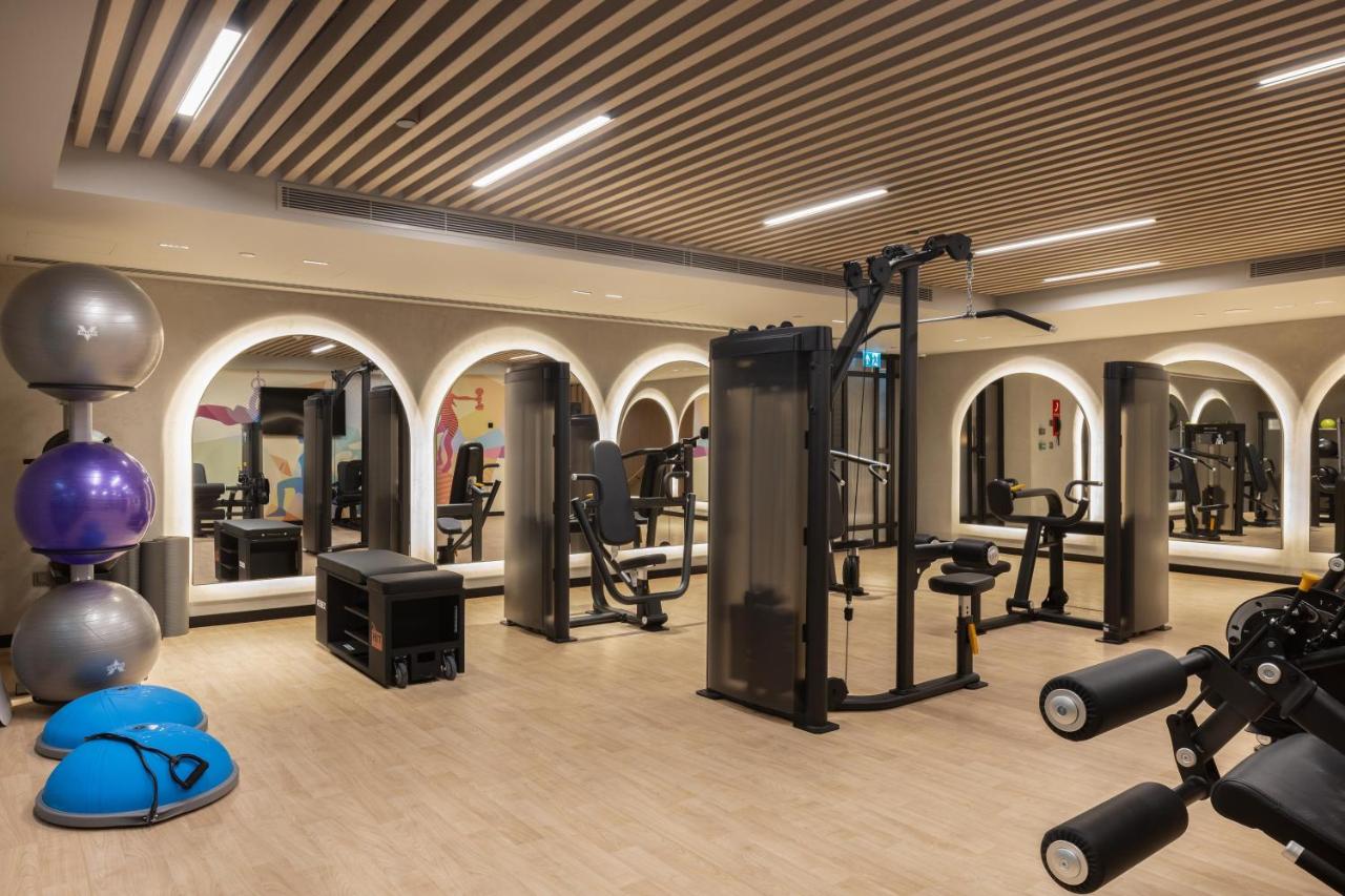 een sportschool met een heleboel apparatuur in een kamer bij Hilton Istanbul Airport in Istanbul