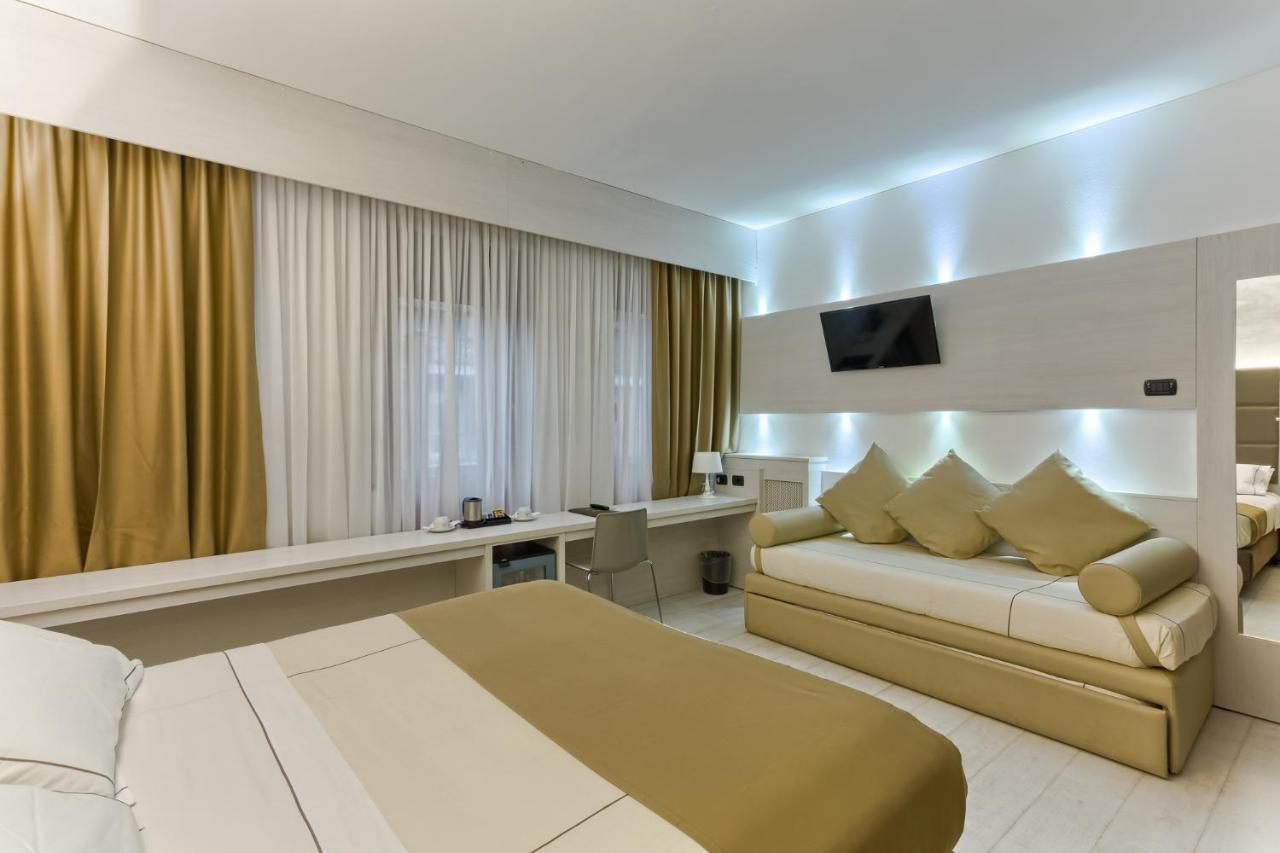 een hotelkamer met een bed en een bureau bij Agape Hotel - AA Hotels in Milaan