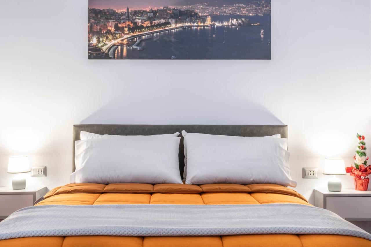 een slaapkamer met een bed met oranje en witte kussens bij La Casina Rossa in Napels