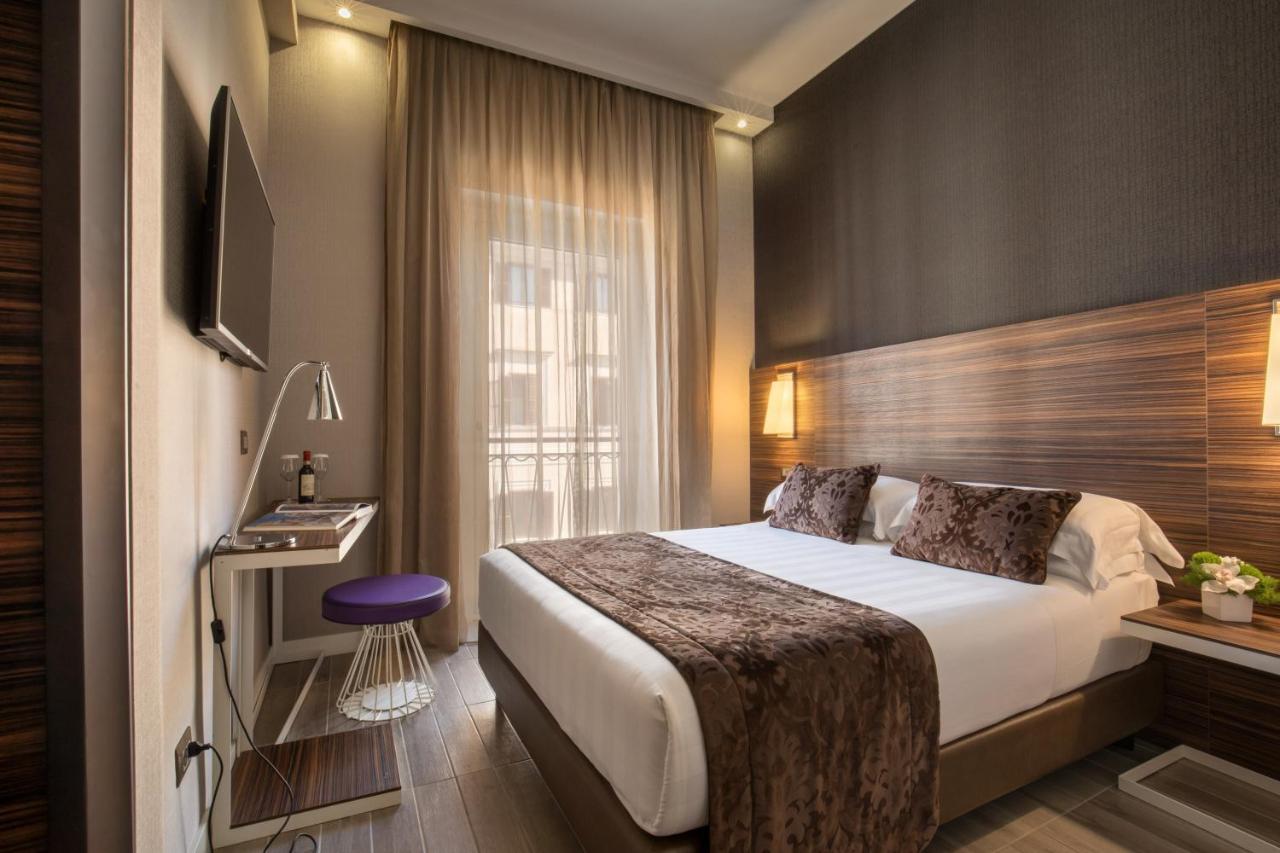 een hotelkamer met een bed en een televisie bij The Republic in Rome +19 foto's
