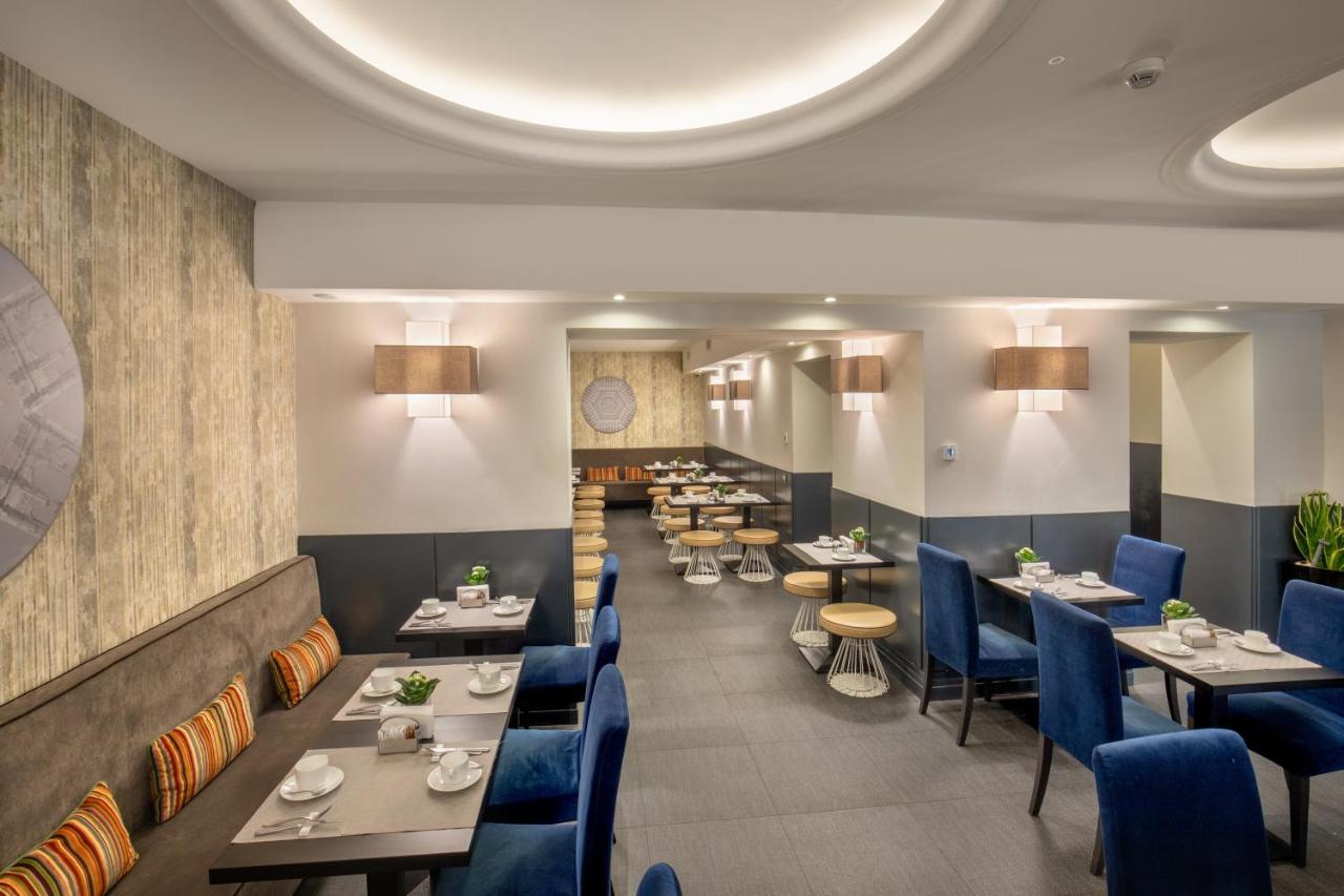 een eetkamer met tafels en blauwe stoelen bij The Republic in Rome